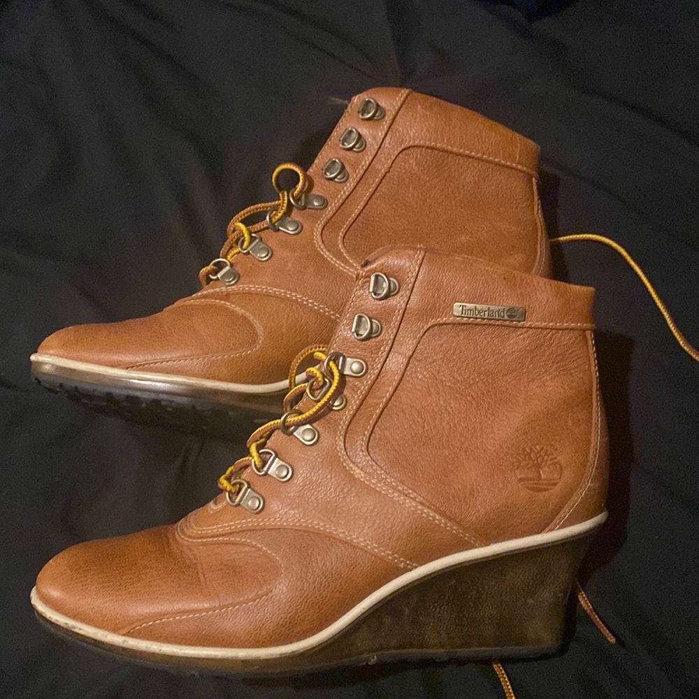 Ladies boots , worn twice . Smoke free , pet free home